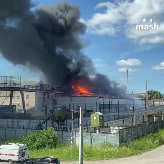 Пожар в колонии «Белый лебедь» в Соликамске: площадь 300 кв. м, горит крыша склада с пилорамой