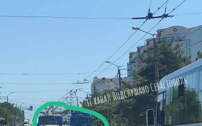 Севастопольцы жалуются на создание пробки двумя тралами на Генерала Острякова