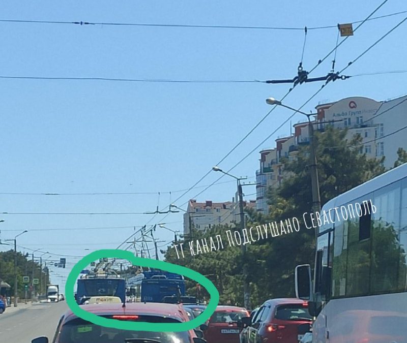 Севастопольцы жалуются на создание пробки двумя тралами на Генерала Острякова
