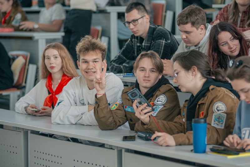 Севастопольские студенты-стройотрядовцы получили профессию маляра