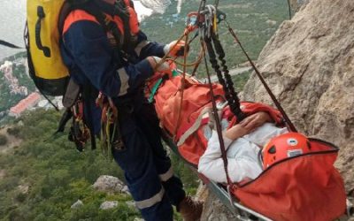 Сложная эвакуация пострадавшей на скалах Ласпи завершена успешно