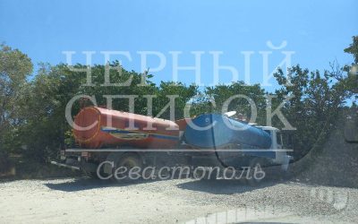 Вода с сюрпризом: водители автомобилей «охлаждаются» на пляже в Севастополе