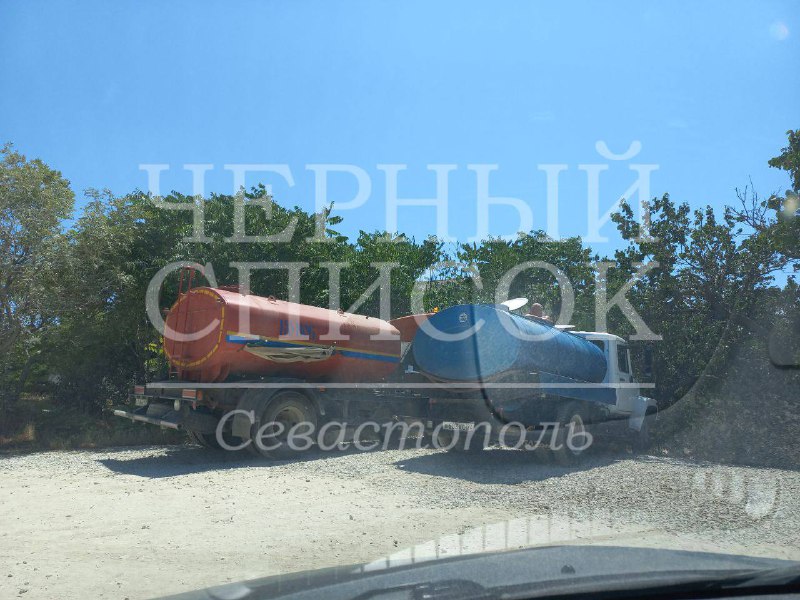 Вода с сюрпризом: водители автомобилей «охлаждаются» на пляже в Севастополе