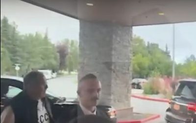 Лавров в свитере челябинского бренда на Аляске: МИД закупал, но не знал