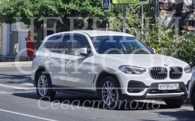 Машина на пешеходке: водитель игнорирует правила на оживленном перекрестке