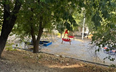 Чиновники фотографируются на детской площадке, но строители уже ушли
