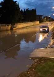 Лужа на дороге у турбазы «Севастополь» вынуждает водителей и пешеходов искать объезд