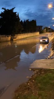 Лужа на дороге у турбазы «Севастополь» вынуждает водителей и пешеходов (notitle)