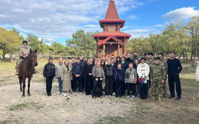 Севастопольские полицейские провели для подростков экскурсию в казачий лагерь