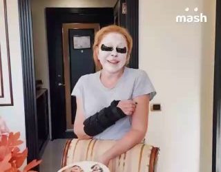Успенская вышла на сцену вопреки запрету врачей после операции на руке